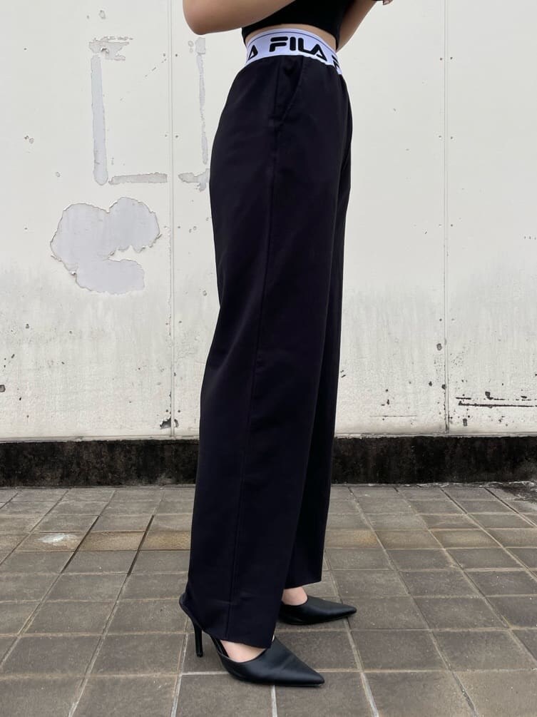 ブラック系のパンプス、ホワイト系のシャツ/ブラウス、ブラック系のその他パンツを着用したレディースの春コーディネートの8枚目の写真