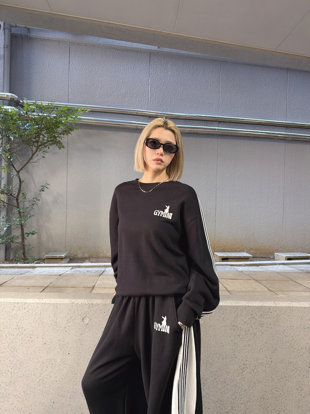 ブラック系のスウェットパンツ、ブラック系のスウェット、ブラック系のブーツを着用したレディースの冬コーディネートの3枚目の写真