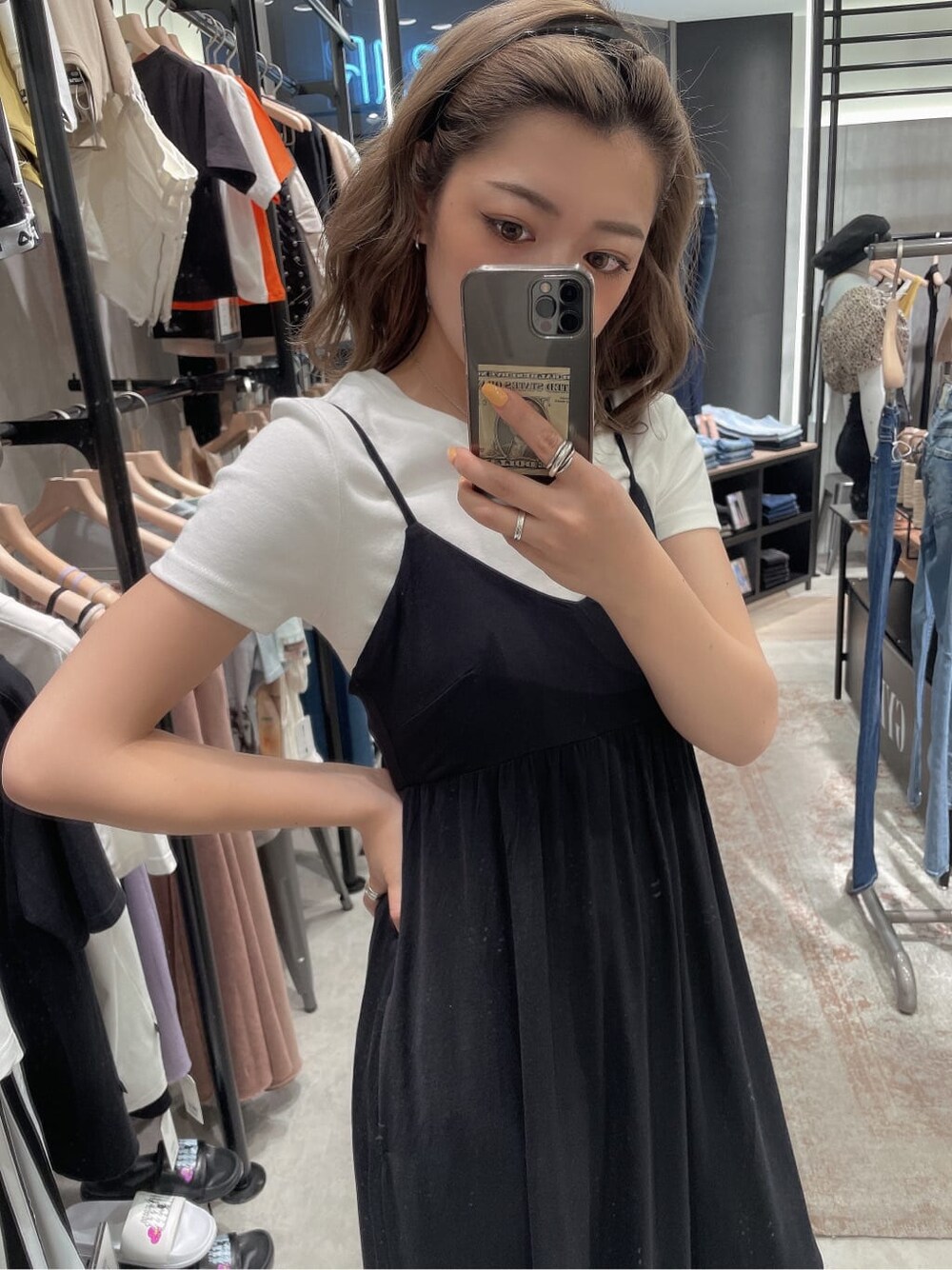 ブラック系のサンダル、ブラック系のワンピース、ホワイト系のTシャツ/カットソーを着用したレディースの夏コーディネートの7枚目の写真