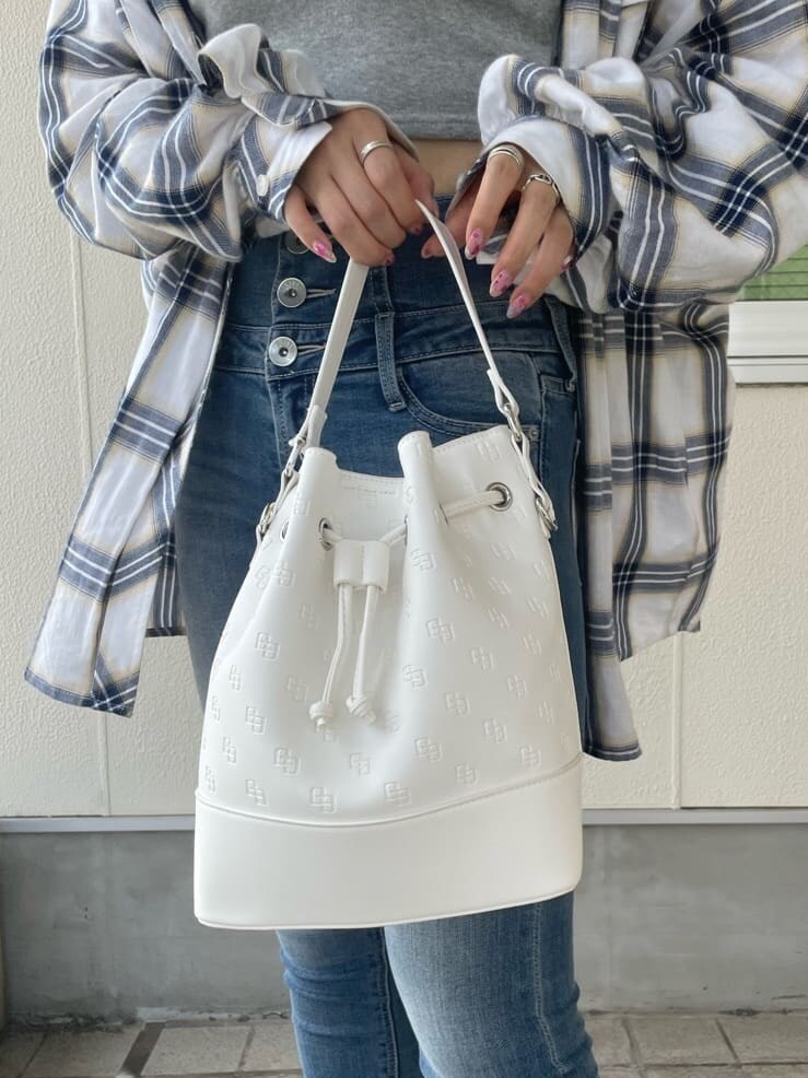 ホワイト系のシャツ/ブラウス、ホワイト系のハンドバッグ、ブルー系のデニムパンツを着用したレディースの夏コーディネートの7枚目の写真