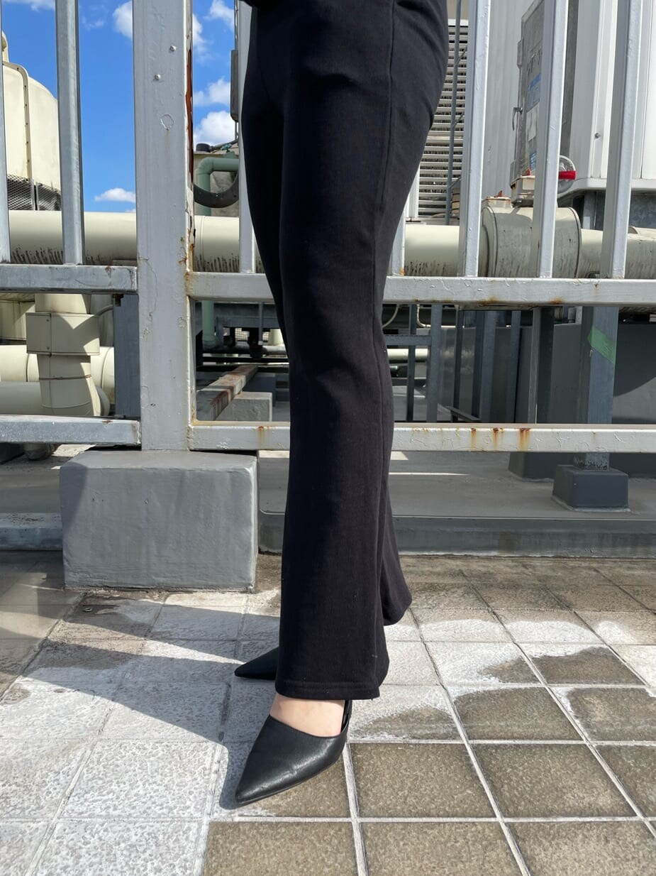 ブラック系のパンプス、ブラック系のその他パンツ、ブラック系のパーカーを着用したレディースの冬コーディネートの8枚目の写真