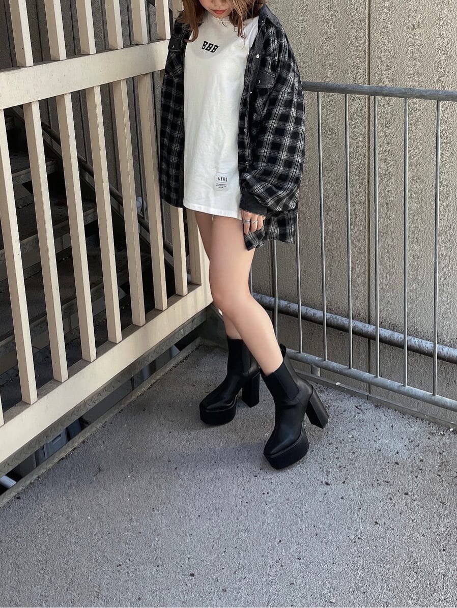 ブラック系のシャツ/ブラウス、ブラック系のブーツ、ホワイト系のTシャツ/カットソーを着用したレディースの夏コーディネートの3枚目の写真