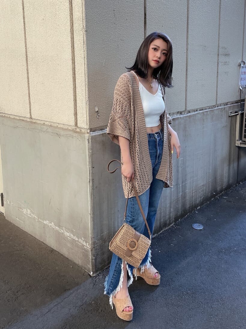 ベージュ系のサンダル、ブルー系のデニムパンツ、ベージュ系のカーディガン/ボレロを着用したレディースの夏コーディネートの2枚目の写真