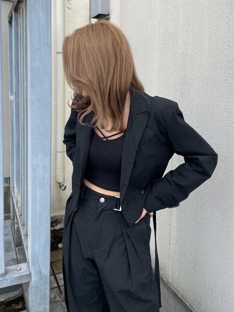 ブラック系のパンプス、ブラック系のスラックス、ブラック系のキャミソールを着用したレディースの春コーディネートの4枚目の写真