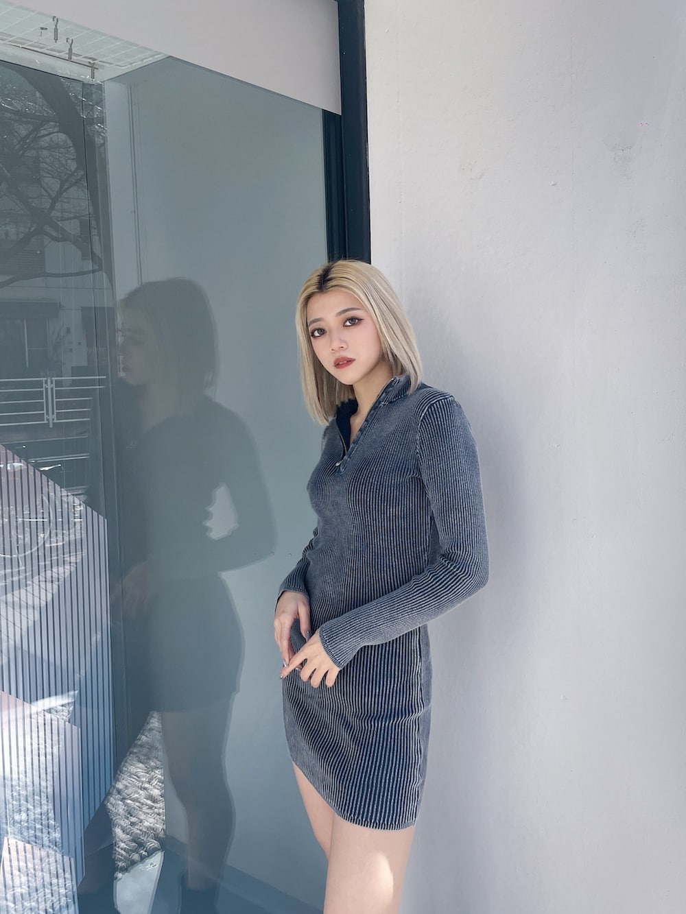 ブルー系のワンピース、ブラック系のブーツを着用したレディースの冬コーディネートの4枚目の写真