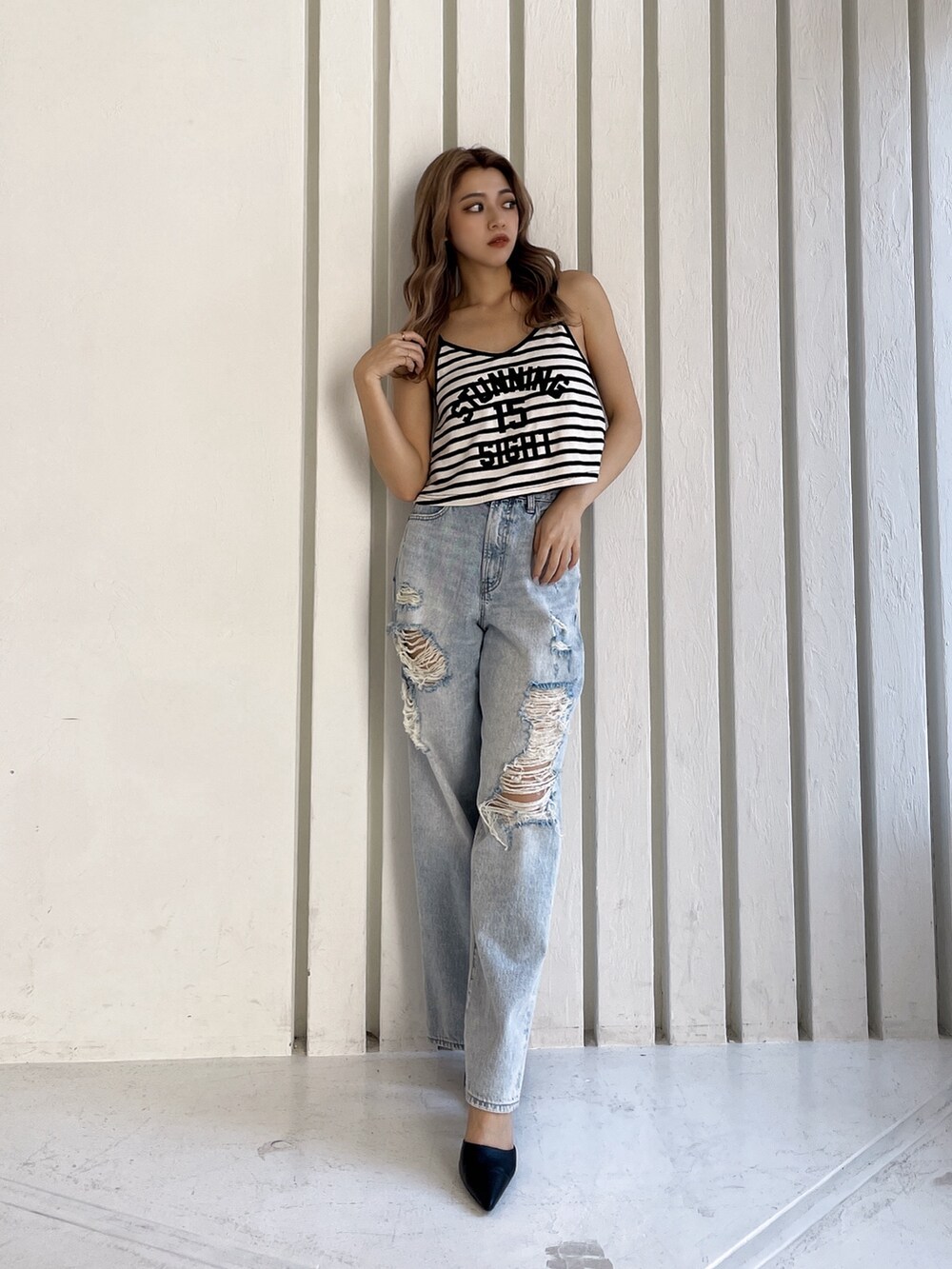 その他のキャミソール、ブルー系のデニムパンツ、ブラック系のパンプスを着用したレディースの春コーディネートの2枚目の写真