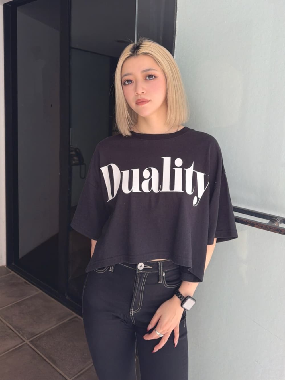 ブラック系のサンダル、ブラック系のTシャツ/カットソー、ブラック系のデニムパンツを着用したレディースの夏コーディネートの4枚目の写真