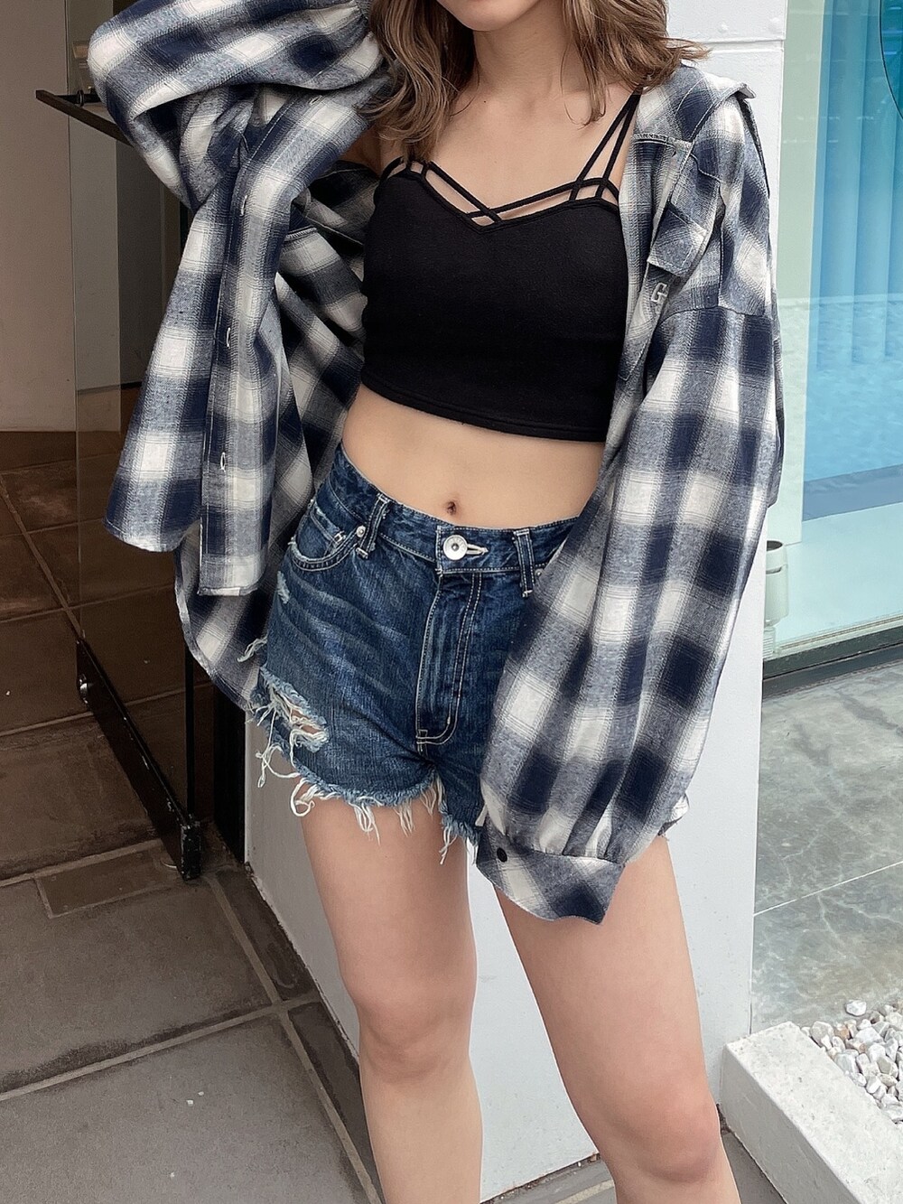 ホワイト系のカーディガン/ボレロ、ブルー系のシャツ/ブラウス、ブルー系のデニムパンツを着用したレディースの春コーディネートの6枚目の写真