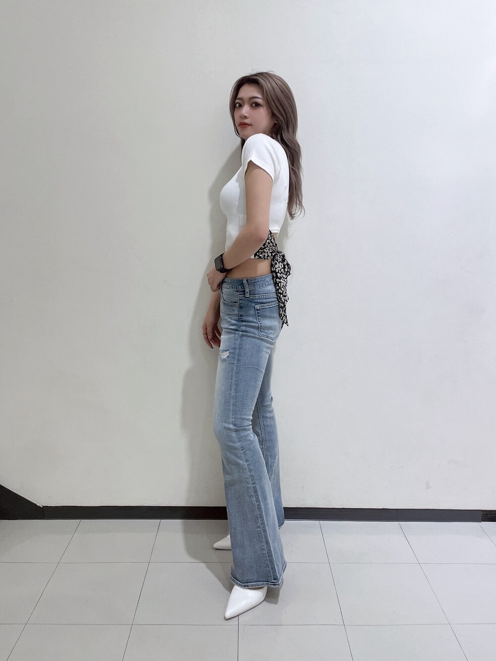 ホワイト系のTシャツ/カットソー、ブルー系のデニムパンツを着用したレディースの春コーディネートの2枚目の写真