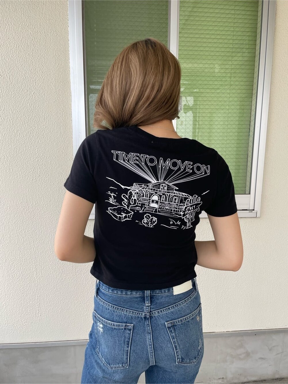 ブラック系のサンダル、ブルー系のデニムパンツ、ブラック系のTシャツ/カットソーを着用したレディースの夏コーディネートの4枚目の写真