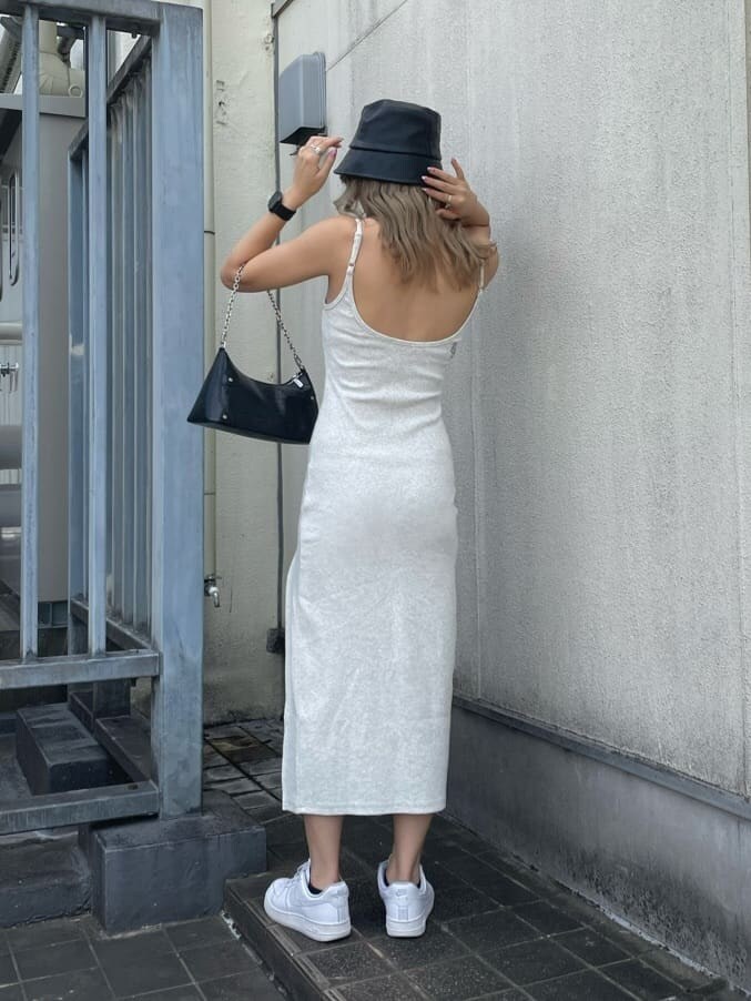 グレー系のワンピース、ブラック系のハットを着用したレディースの夏コーディネートの2枚目の写真