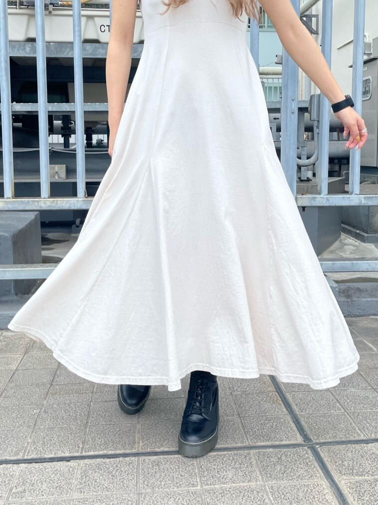 ホワイト系のワンピース、ブラック系のキャップを着用したレディースの春コーディネートの8枚目の写真