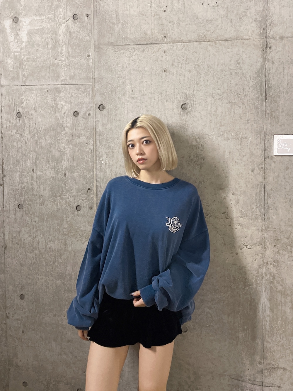 ブルー系のスウェット、ブラック系のブーツを着用したレディースの夏コーディネートの4枚目の写真