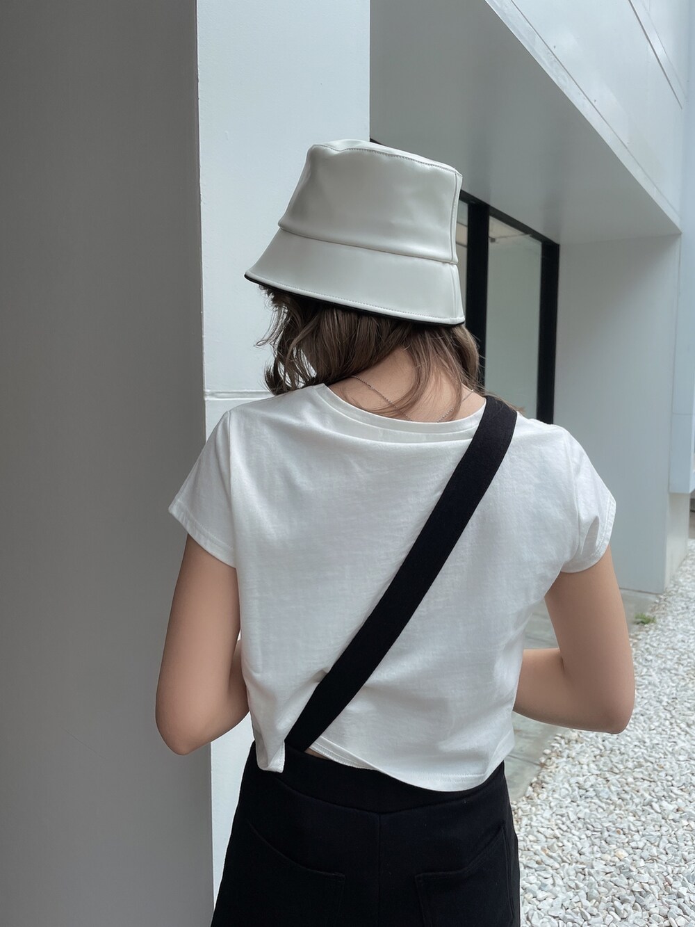 ブラック系のつなぎ/オールインワン、ホワイト系のTシャツ/カットソー、ホワイト系のパンプスを着用したレディースの春コーディネートの4枚目の写真