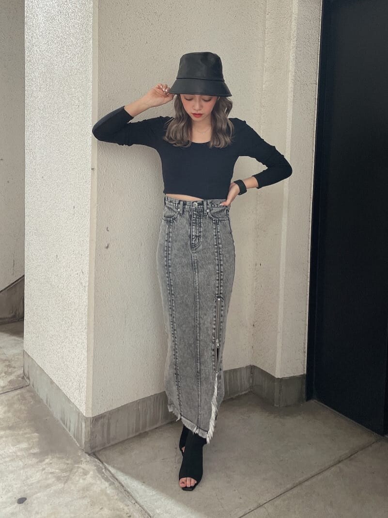 ブラック系のブーツ、ブラック系のデニムスカート、ブラック系のTシャツ/カットソーを着用したレディースの夏コーディネートの2枚目の写真