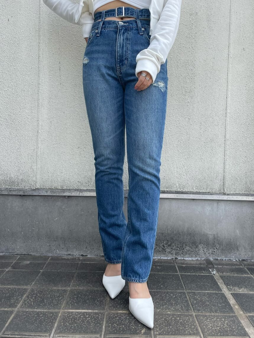 ホワイト系のパンプス、ブルー系のデニムパンツ、ホワイト系のパーカーを着用したレディースの夏コーディネートの7枚目の写真