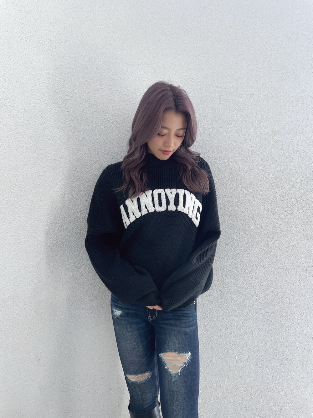 ブラック系のブーツ、ブルー系のデニムパンツ、ブラック系のニット/セーターを着用したレディースの冬コーディネートの3枚目の写真