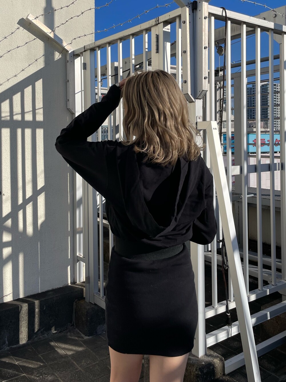 ブラック系のワンピースを着用したレディースの冬コーディネートの6枚目の写真