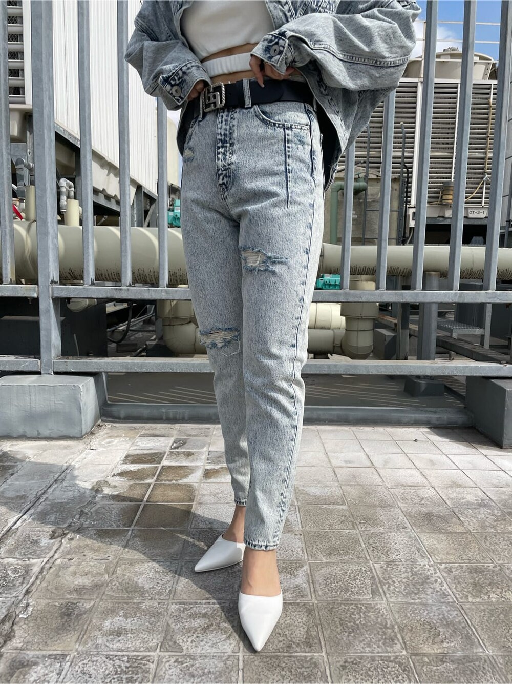 ホワイト系のパンプス、ホワイト系のキャミソール、ブルー系のデニムジャケットを着用したレディースの春コーディネートの6枚目の写真
