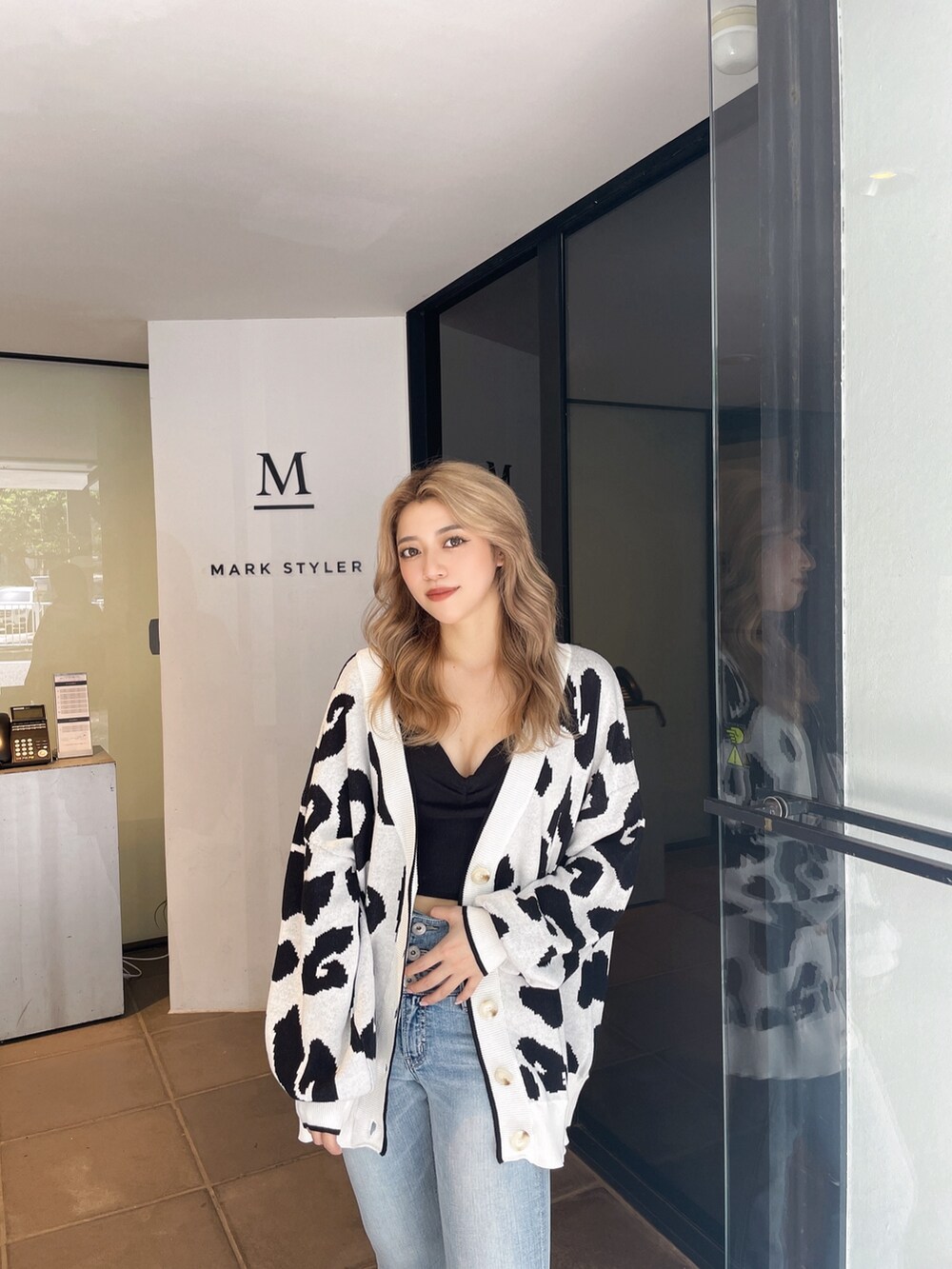 ホワイト系のカーディガン/ボレロ、ブルー系のデニムパンツ、ブラック系のパンプスを着用したレディースの夏コーディネートの4枚目の写真