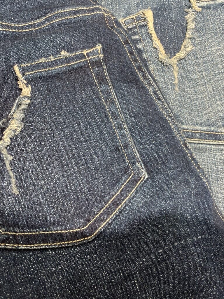 ブラック系のパンプス、ブルー系のデニムパンツ、グレー系のニット/セーターを着用したレディースの秋コーディネートの6枚目の写真
