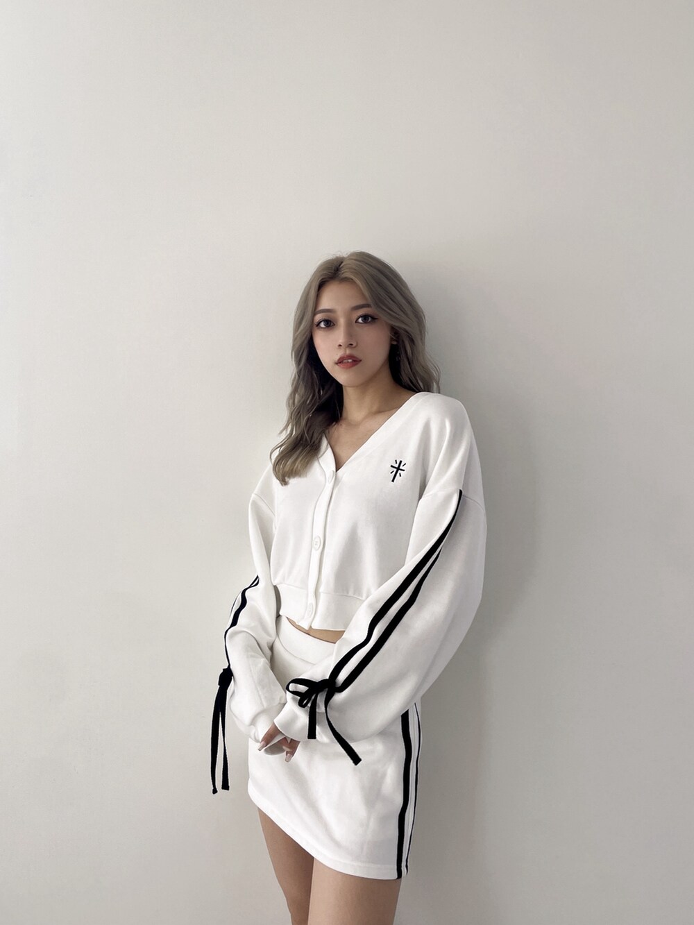 ホワイト系のカーディガン/ボレロ、ホワイト系のスカートを着用したレディースの秋コーディネートの3枚目の写真