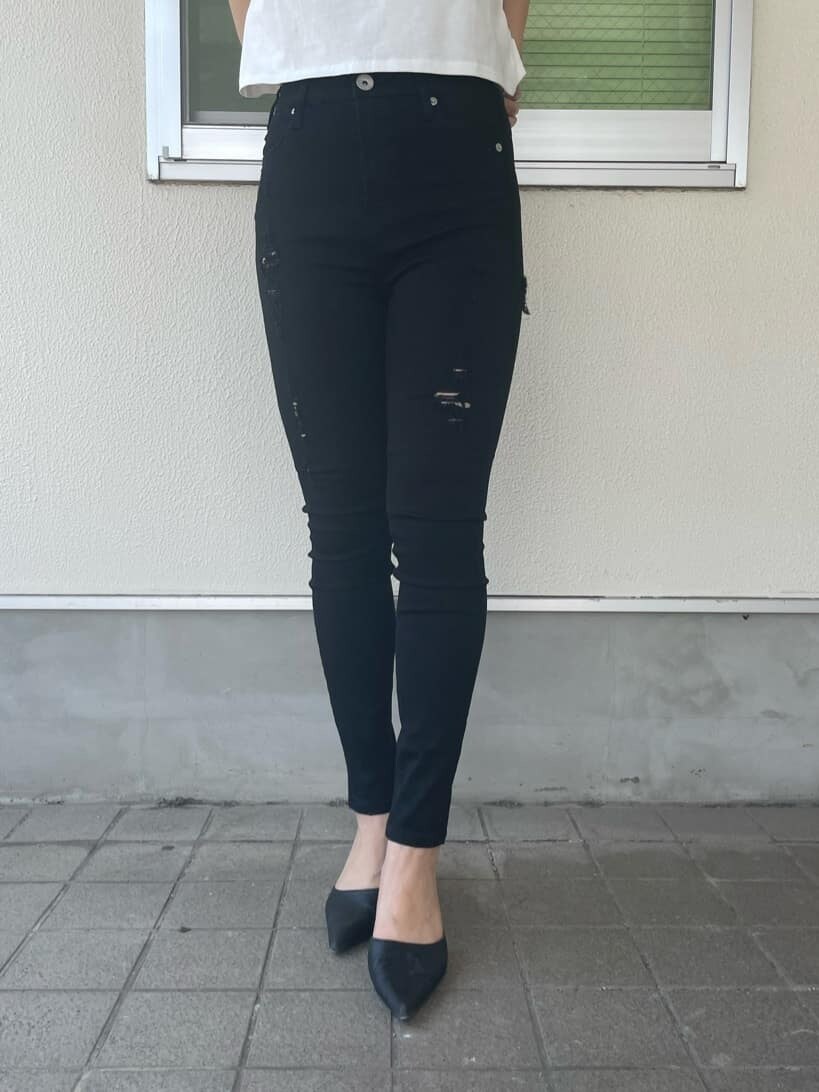 ブラック系のパンプス、ブラック系のその他パンツ、ホワイト系のTシャツ/カットソーを着用したレディースの春コーディネートの5枚目の写真