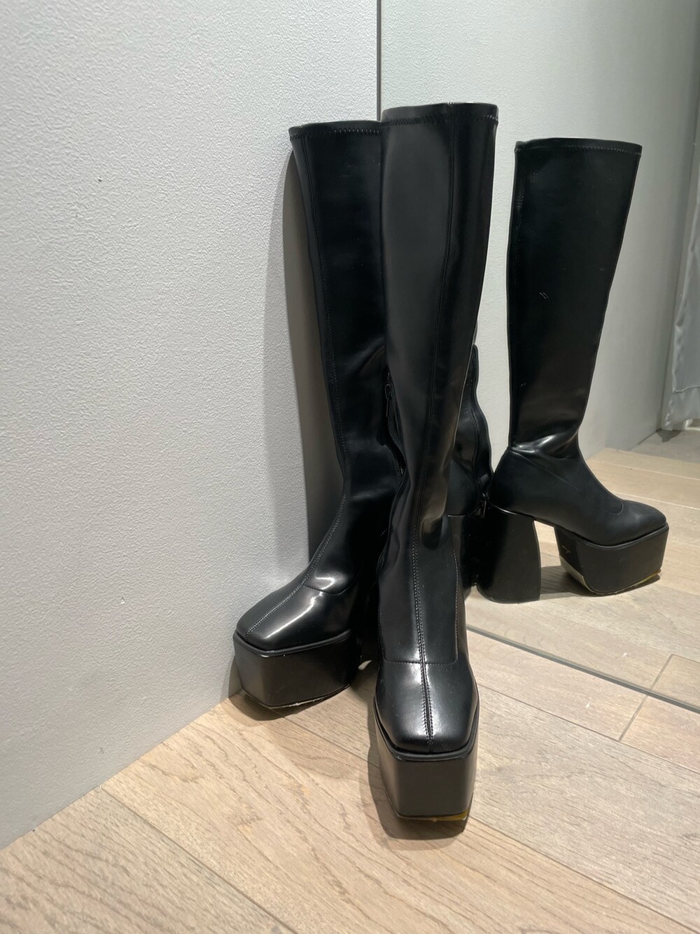 ホワイト系のスウェット、ブラック系のブーツを着用したレディースの秋コーディネートの7枚目の写真