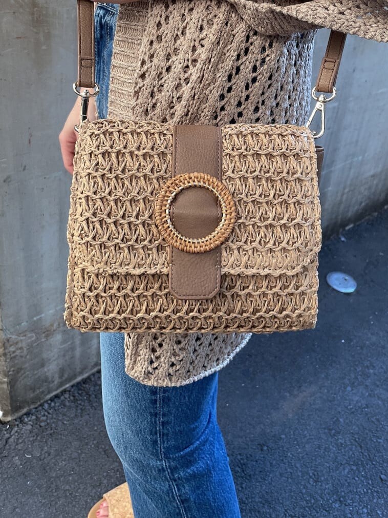 ベージュ系のサンダル、ブルー系のデニムパンツ、ベージュ系のカーディガン/ボレロを着用したレディースの夏コーディネートの6枚目の写真