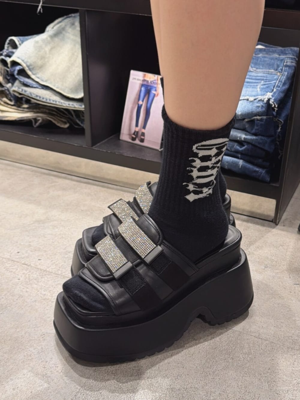 ブラック系のサンダル、グレー系のカーディガン/ボレロ、ブルー系のデニムパンツを着用したレディースの夏コーディネートの7枚目の写真