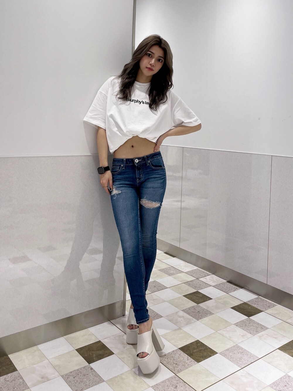 ホワイト系のTシャツ/カットソー、ブルー系のデニムパンツ、ホワイト系のサンダルを着用したレディースの夏コーディネートの4枚目の写真