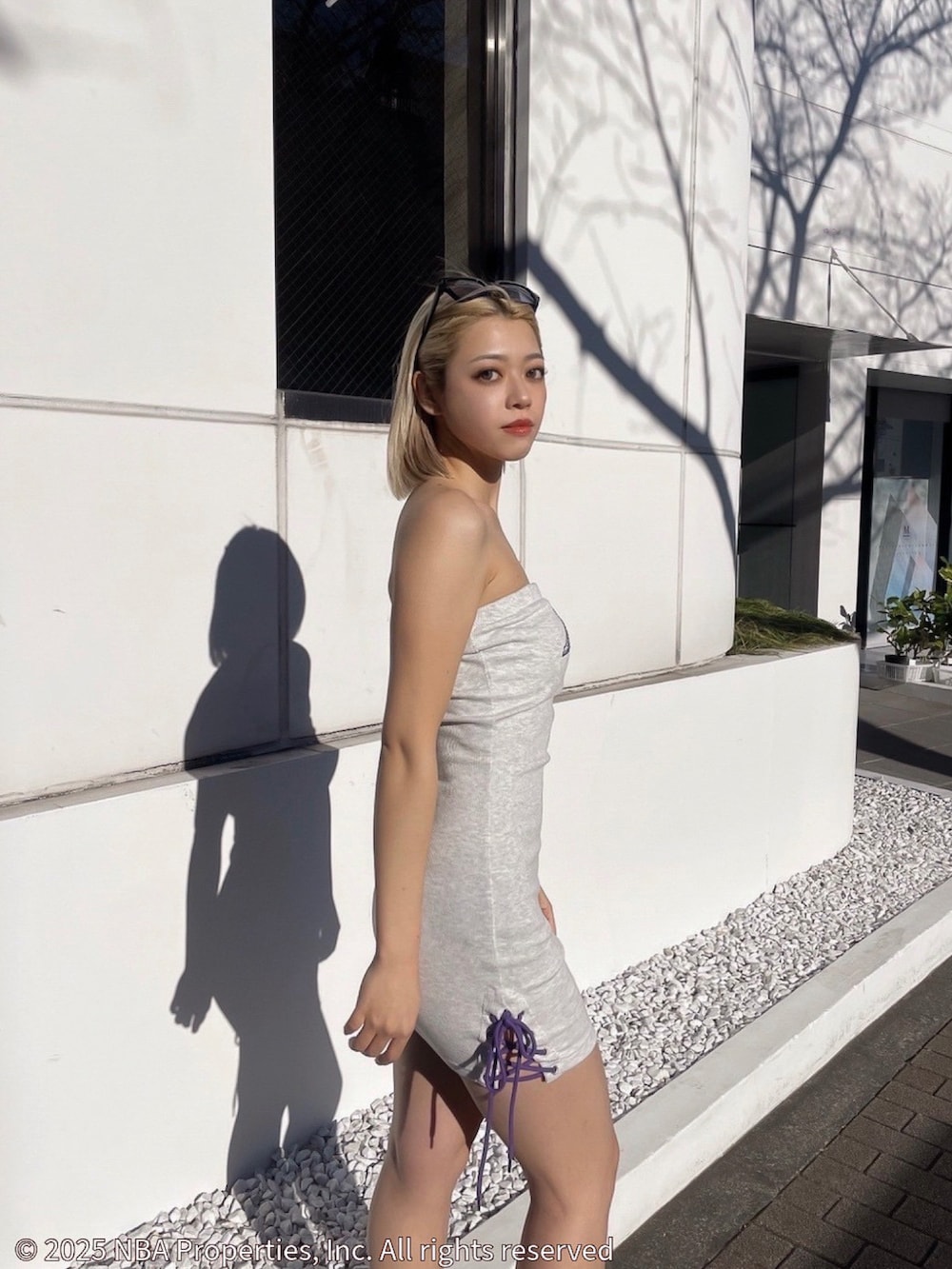 グレー系のワンピース、ブラック系のサンダルを着用したレディースの夏コーディネートの4枚目の写真