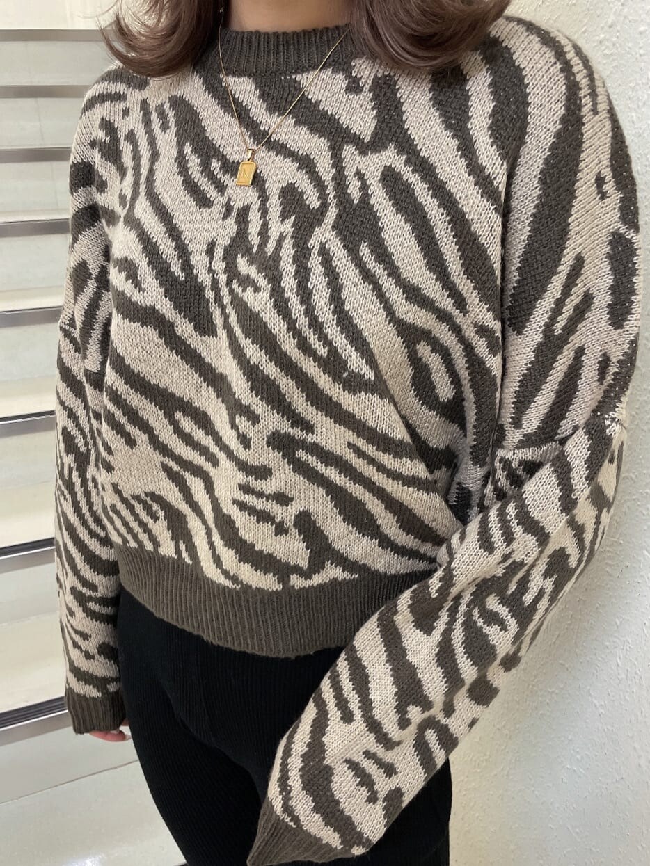 ベージュ系のブーツ、ブラック系のその他パンツ、ベージュ系のニット/セーターを着用したレディースの秋コーディネートの4枚目の写真