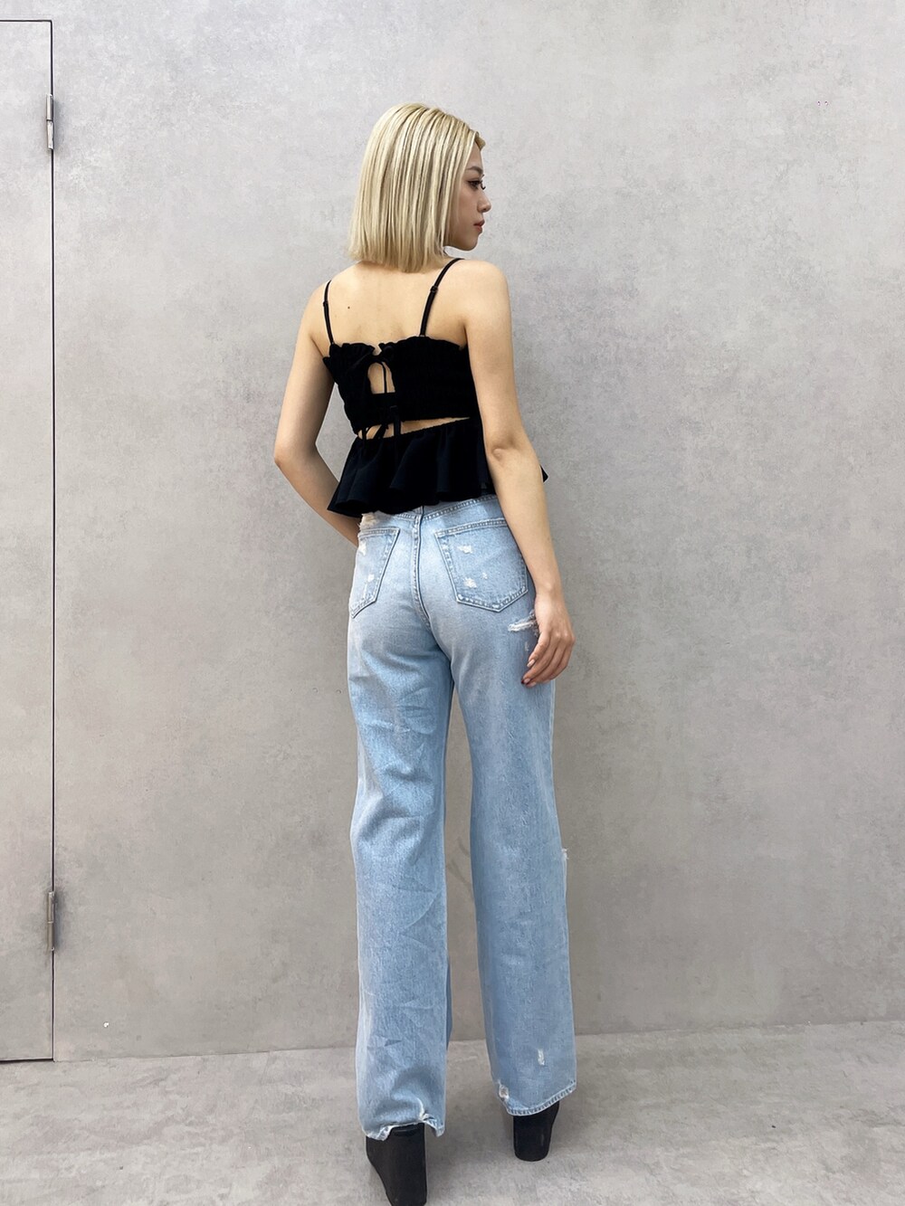 ブラック系のシャツ/ブラウス、ブルー系のデニムパンツ、ブラック系のサンダルを着用したレディースの夏コーディネートの2枚目の写真