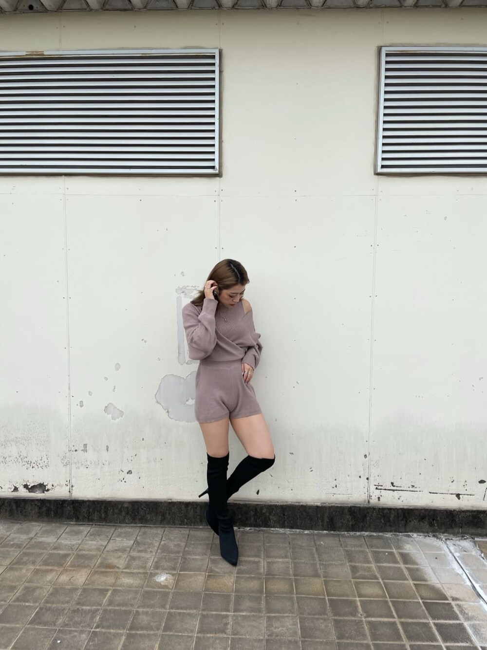 ベージュ系のつなぎ/オールインワンを着用したレディースの秋コーディネートの2枚目の写真