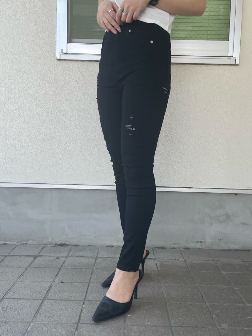 ブラック系のパンプス、ブラック系のその他パンツ、ホワイト系のTシャツ/カットソーを着用したレディースの春コーディネートの6枚目の写真