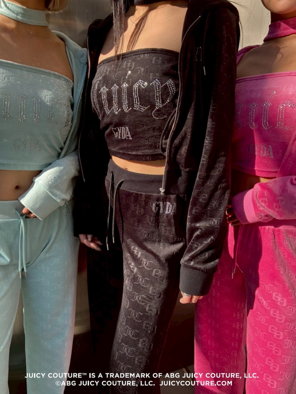 ピンク系のパーカー、ピンク系のスウェットパンツ、ブラック系のスウェットパンツを着用したレディースの冬コーディネートの2枚目の写真