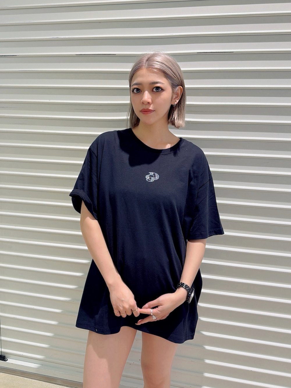ブラック系のTシャツ/カットソー、ブラック系のスニーカーを着用したレディースの夏コーディネートの3枚目の写真