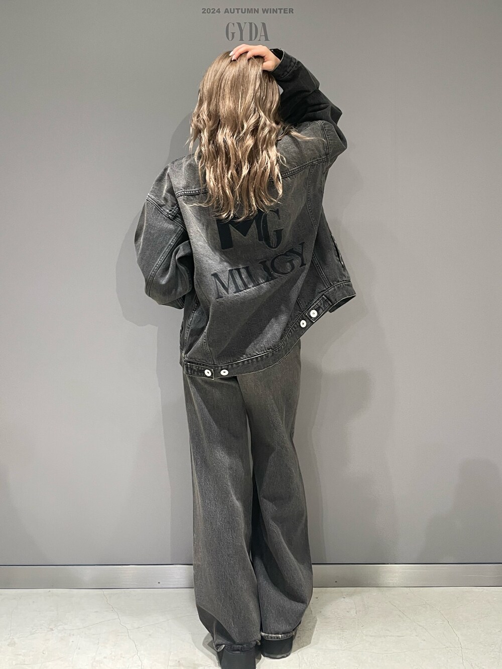 ブラック系のデニムジャケット、ブラック系のデニムパンツ、ブラック系のスリッポンを着用したレディースの秋コーディネートの3枚目の写真