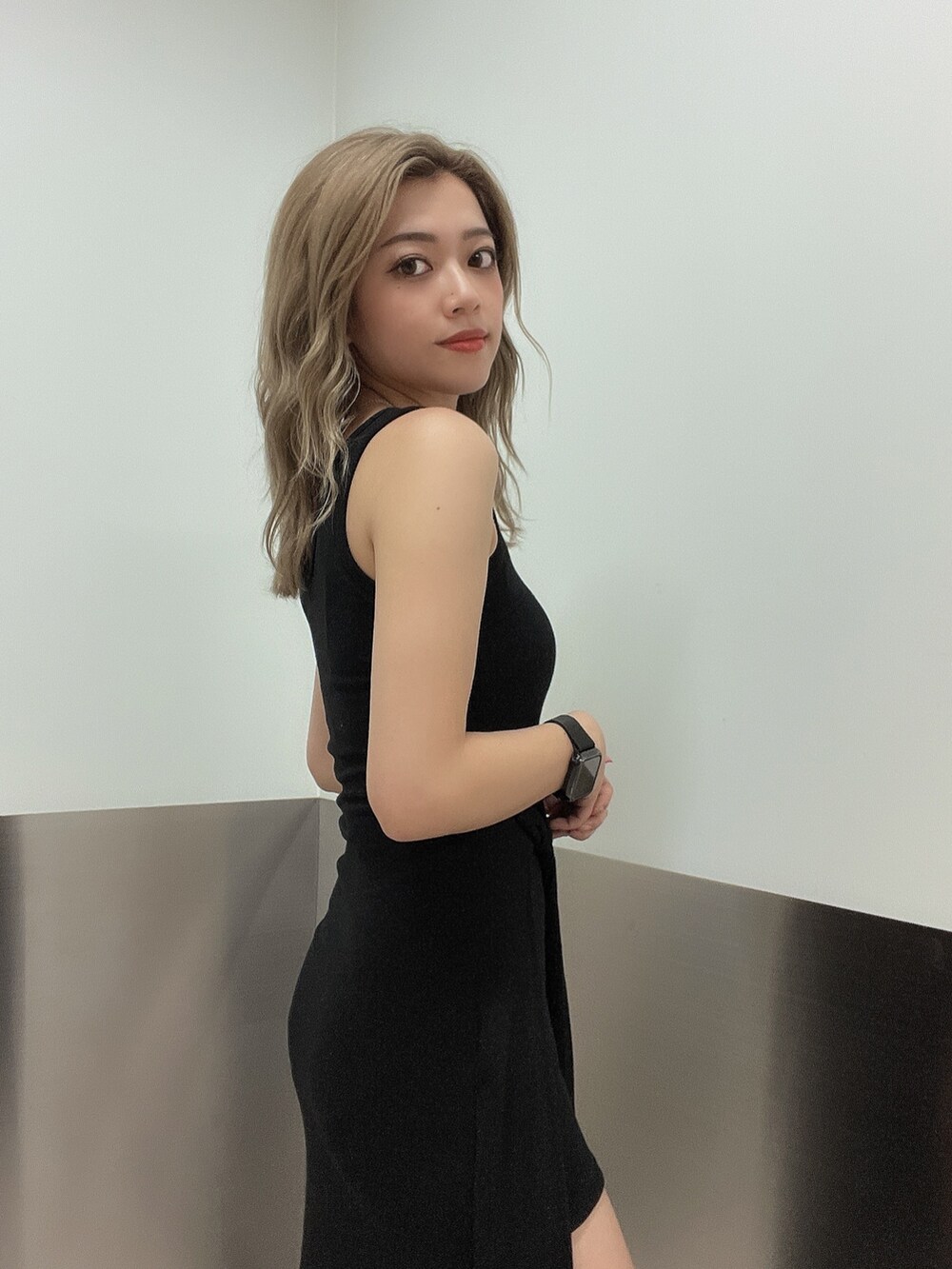 ブラック系のワンピース、ブラック系のサンダルを着用したレディースの夏コーディネートの5枚目の写真