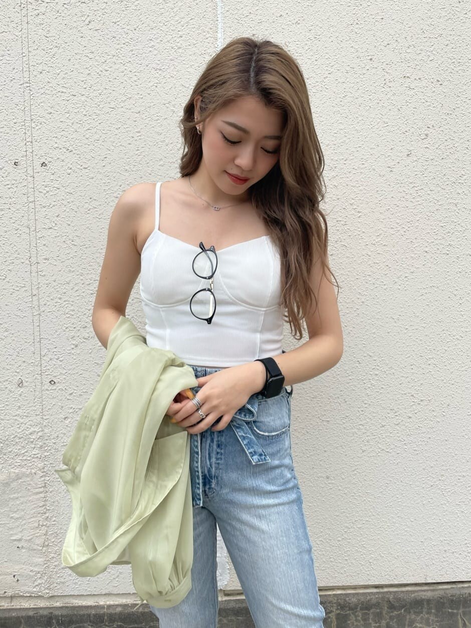 イエロー系のシャツ/ブラウス、ホワイト系のサンダル、ブルー系のデニムパンツを着用したレディースの春コーディネートの4枚目の写真