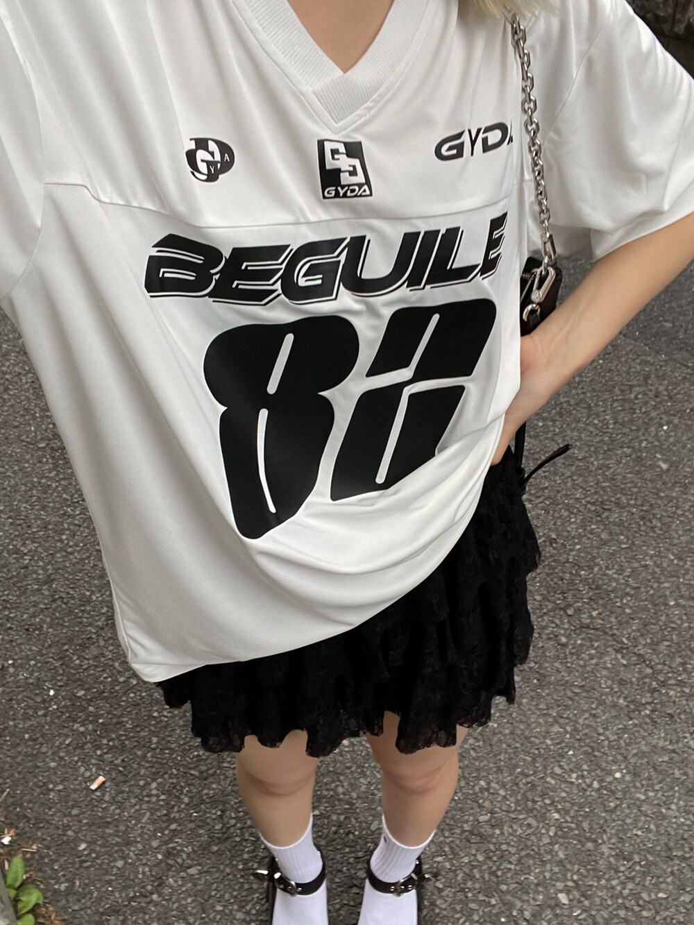 ホワイト系のTシャツ/カットソー、ブラック系のその他パンツを着用したレディースの夏コーディネートの4枚目の写真