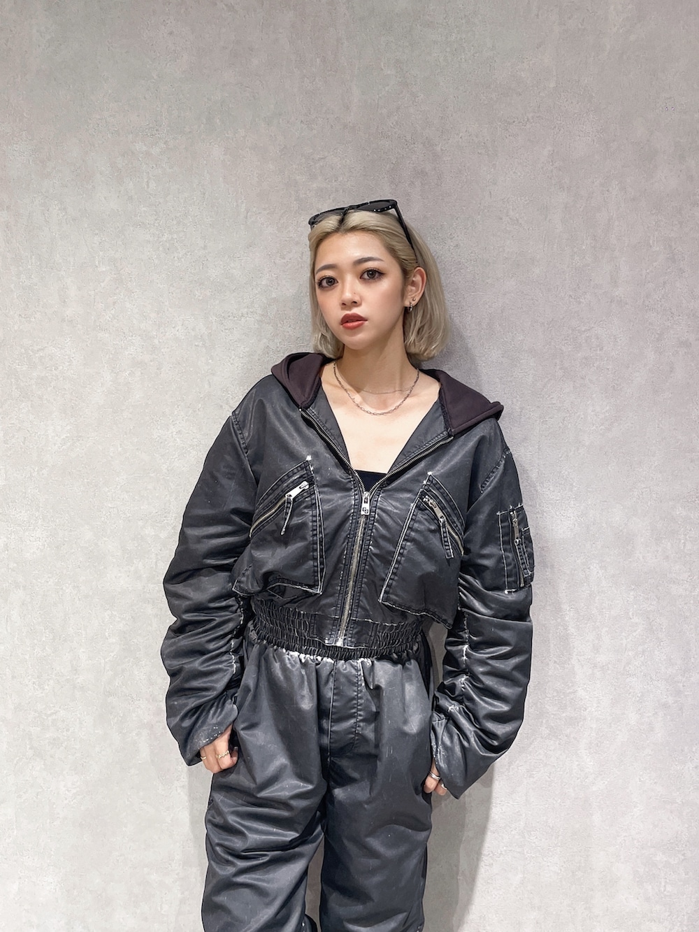 グレー系のブルゾン、グレー系のその他パンツを着用したレディースの秋コーディネートの4枚目の写真