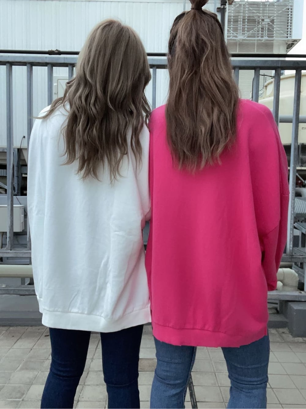 ブルー系のデニムパンツ、ホワイト系のスウェット、ピンク系のスウェットを着用したレディースの秋コーディネートの5枚目の写真