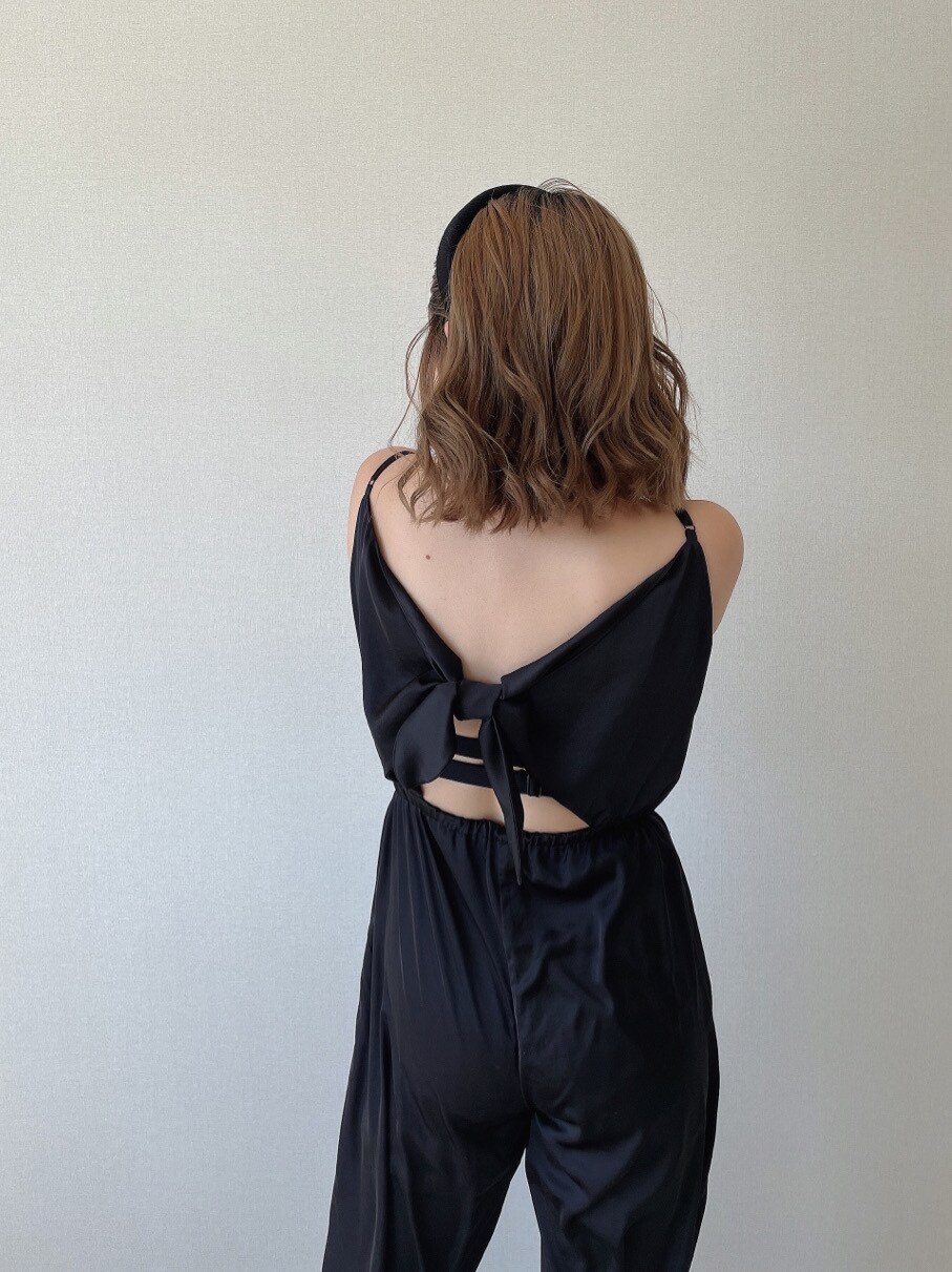 ブラック系のパンプス、ブラック系のチューブトップ、ブラック系のサロペット/オーバーオールを着用したレディースの春コーディネートの5枚目の写真