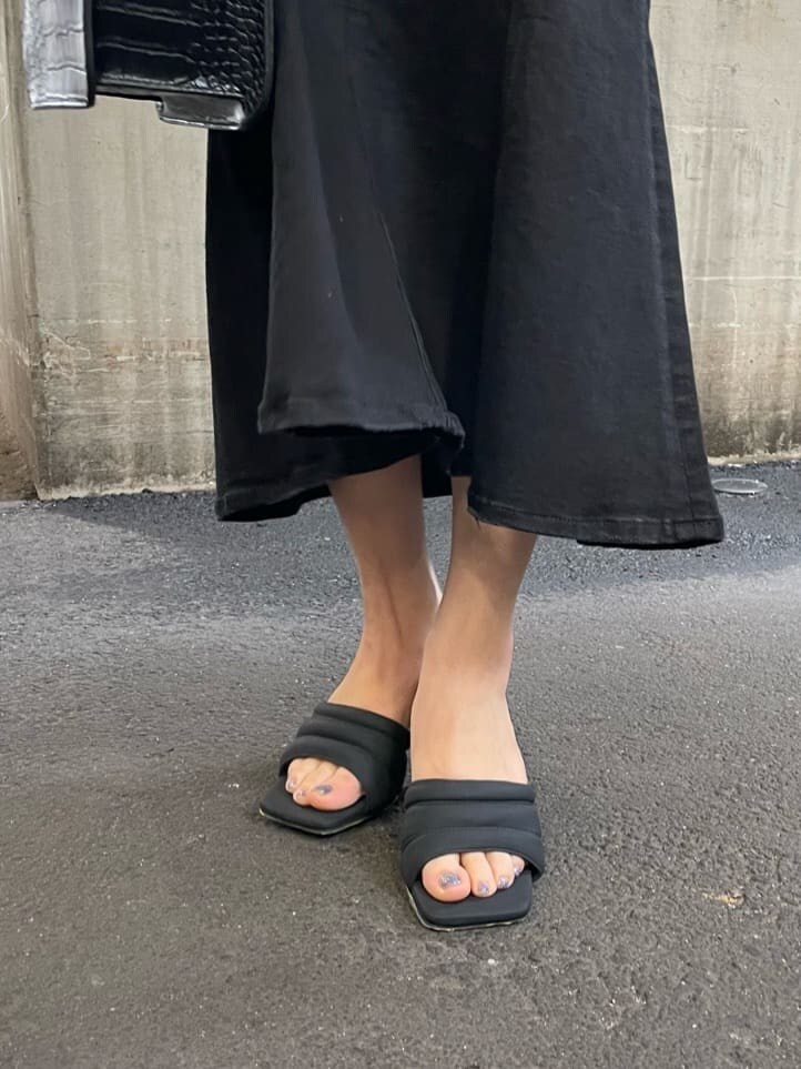 ホワイト系のシャツ/ブラウス、ブラック系のハンドバッグ、ブラック系のサンダルを着用したレディースの夏コーディネートの6枚目の写真