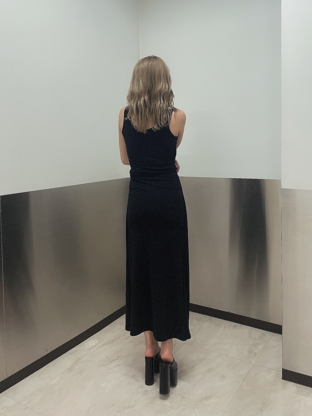 ブラック系のワンピース、ブラック系のサンダルを着用したレディースの夏コーディネートの2枚目の写真