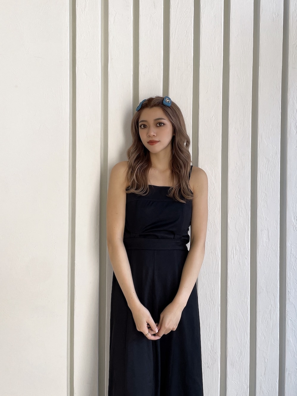 ブラック系のワンピース、ブラック系のサンダル、ブルー系のバレッタ/ヘアクリップを着用したレディースの春コーディネートの4枚目の写真