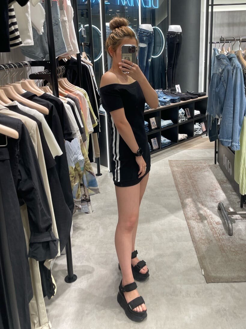 ブラック系のワンピース、ブラック系のサンダルを着用したレディースの春コーディネートの2枚目の写真