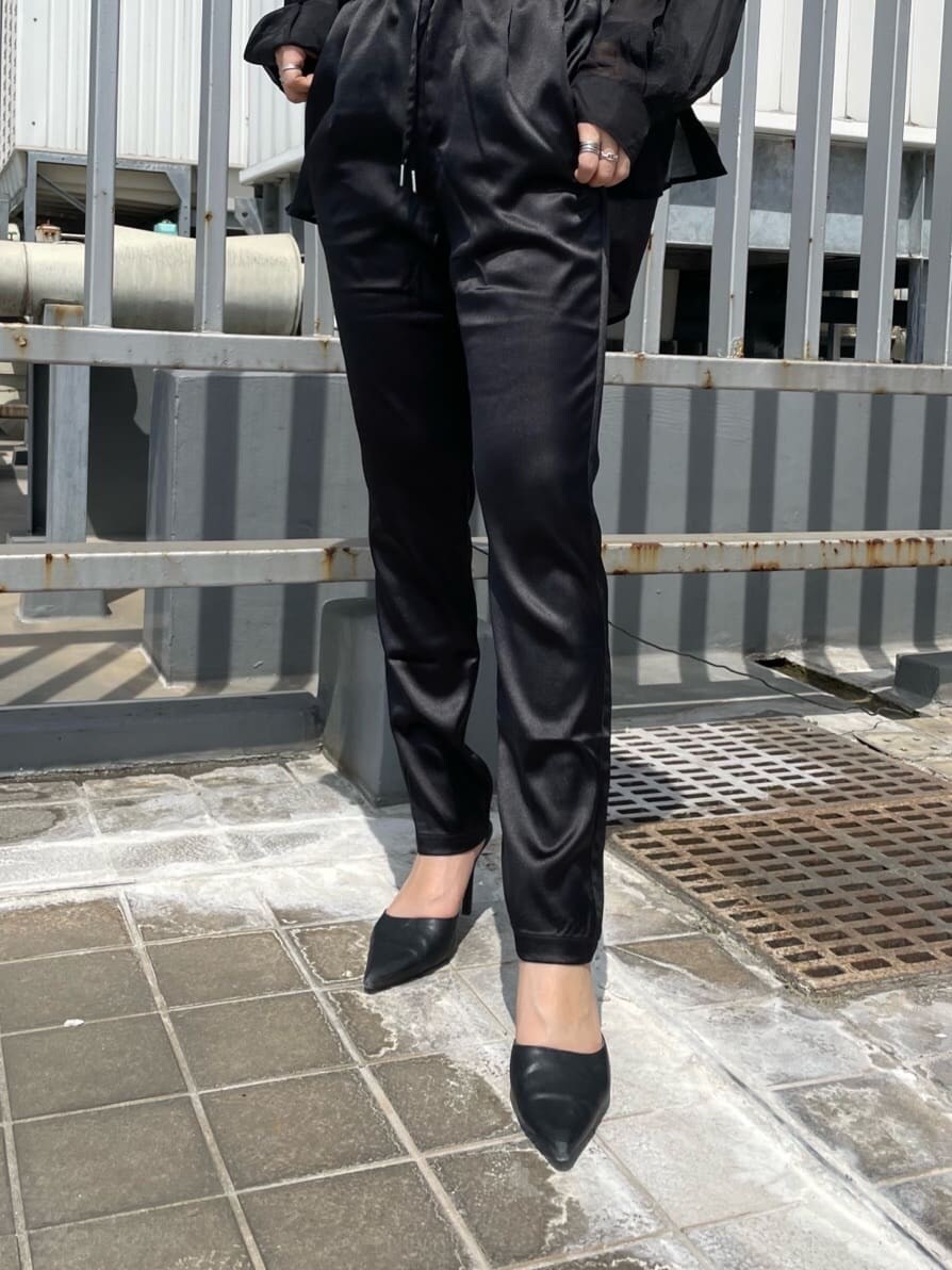 ブラック系のパンプス、ブラック系のシャツ/ブラウス、ブラック系のその他パンツを着用したレディースの春コーディネートの7枚目の写真